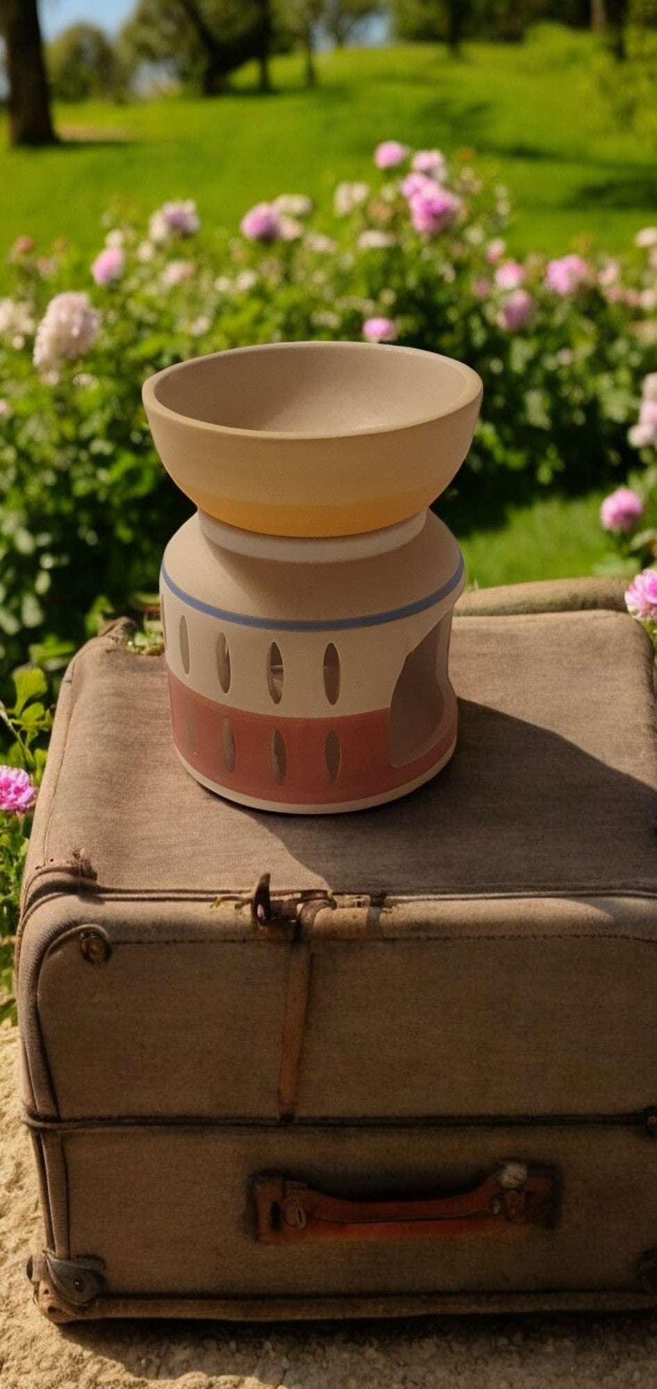 Keramiklampe auf einem Koffer in einem Garten