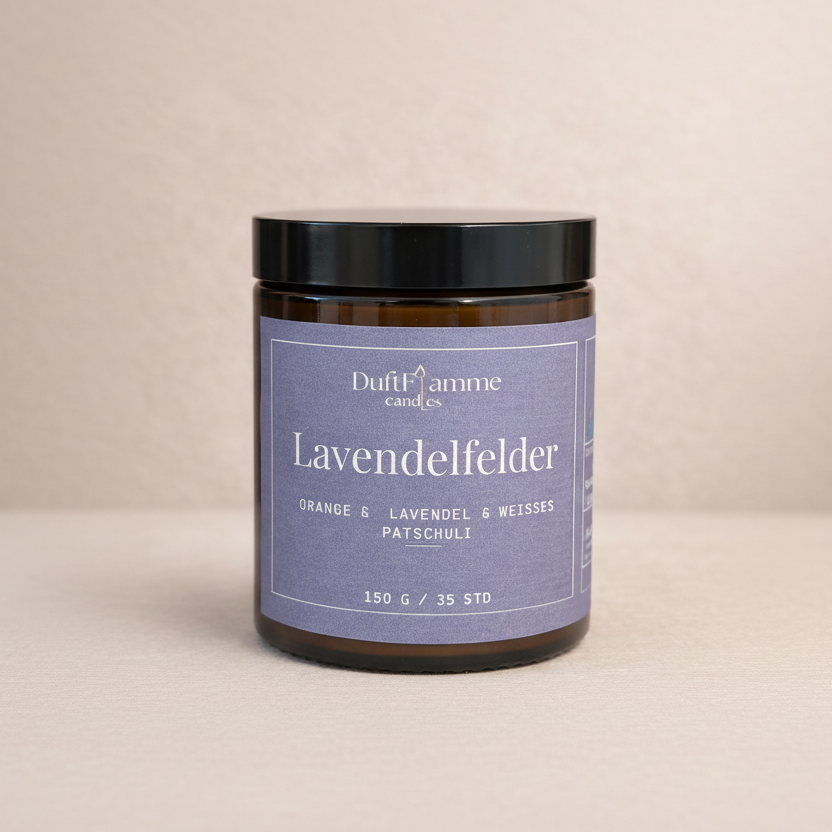 Lavendelfelder Duftkerze aus Sojawachs – Entspannende vegane Aromakerze (150g)