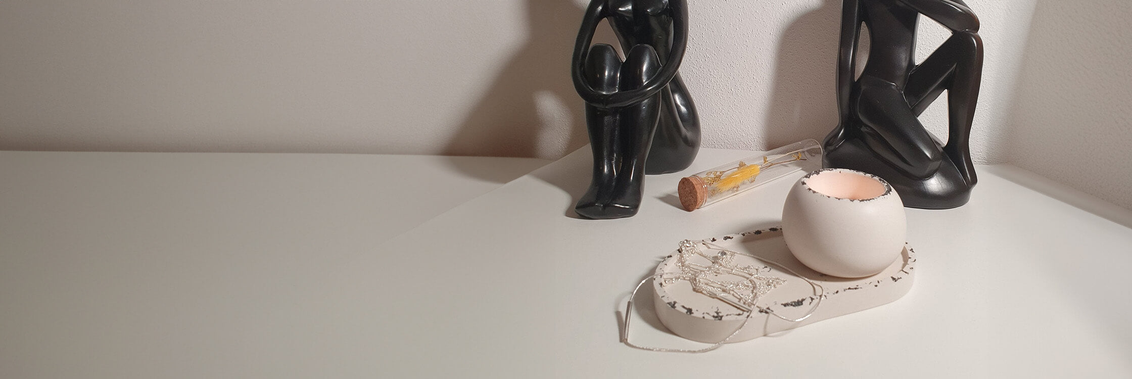 Reinheit unserer Kerzen, handgefertigt aus 100 % natürlichem Sojawachs. Jede Kerze ist sorgfältig gefertigt, um ein sauberes, gleichmäßiges und schadstofffreies Abbrennen zu gewährleisten. Genießen Sie zarte und wohlige Düfte, die Ihr Zuhause in einen Zufluchtsort der Ruhe und Entspannung verwandeln. Entscheiden Sie sich für Qualität und Nachhaltigkeit mit unseren umweltfreundlichen Kerzen, perfekt für jeden Anlass.