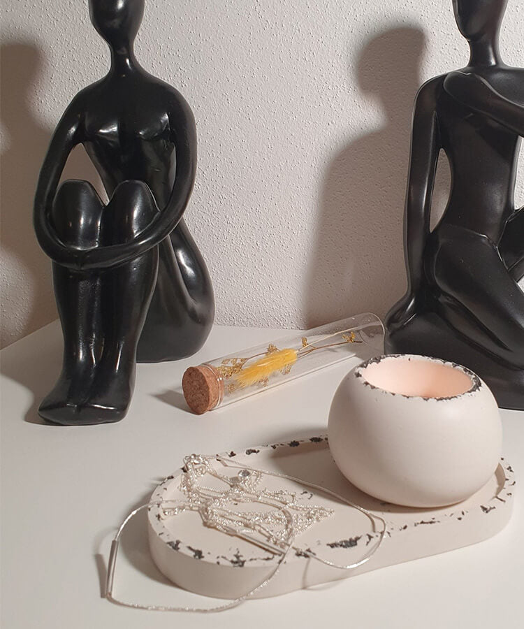 Reinheit unserer Kerzen, handgefertigt aus 100 % natürlichem Sojawachs. Jede Kerze ist sorgfältig gefertigt, um ein sauberes, gleichmäßiges und schadstofffreies Abbrennen zu gewährleisten. Genießen Sie zarte und wohlige Düfte, die Ihr Zuhause in einen Zufluchtsort der Ruhe und Entspannung verwandeln. Entscheiden Sie sich für Qualität und Nachhaltigkeit mit unseren umweltfreundlichen Kerzen, perfekt für jeden Anlass.