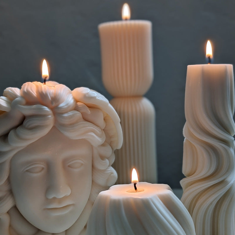 Entdecken Sie die Schönheit und Reinheit unserer Kerzen, handgefertigt aus 100 % natürlichem Sojawachs. Jede Kerze ist sorgfältig gefertigt, um ein sauberes, gleichmäßiges und schadstofffreies Abbrennen zu gewährleisten. Genießen Sie zarte und wohlige Düfte, die Ihr Zuhause in einen Zufluchtsort der Ruhe und Entspannung verwandeln. Entscheiden Sie sich für Qualität und Nachhaltigkeit mit unseren umweltfreundlichen Kerzen, perfekt für jeden Anlass.