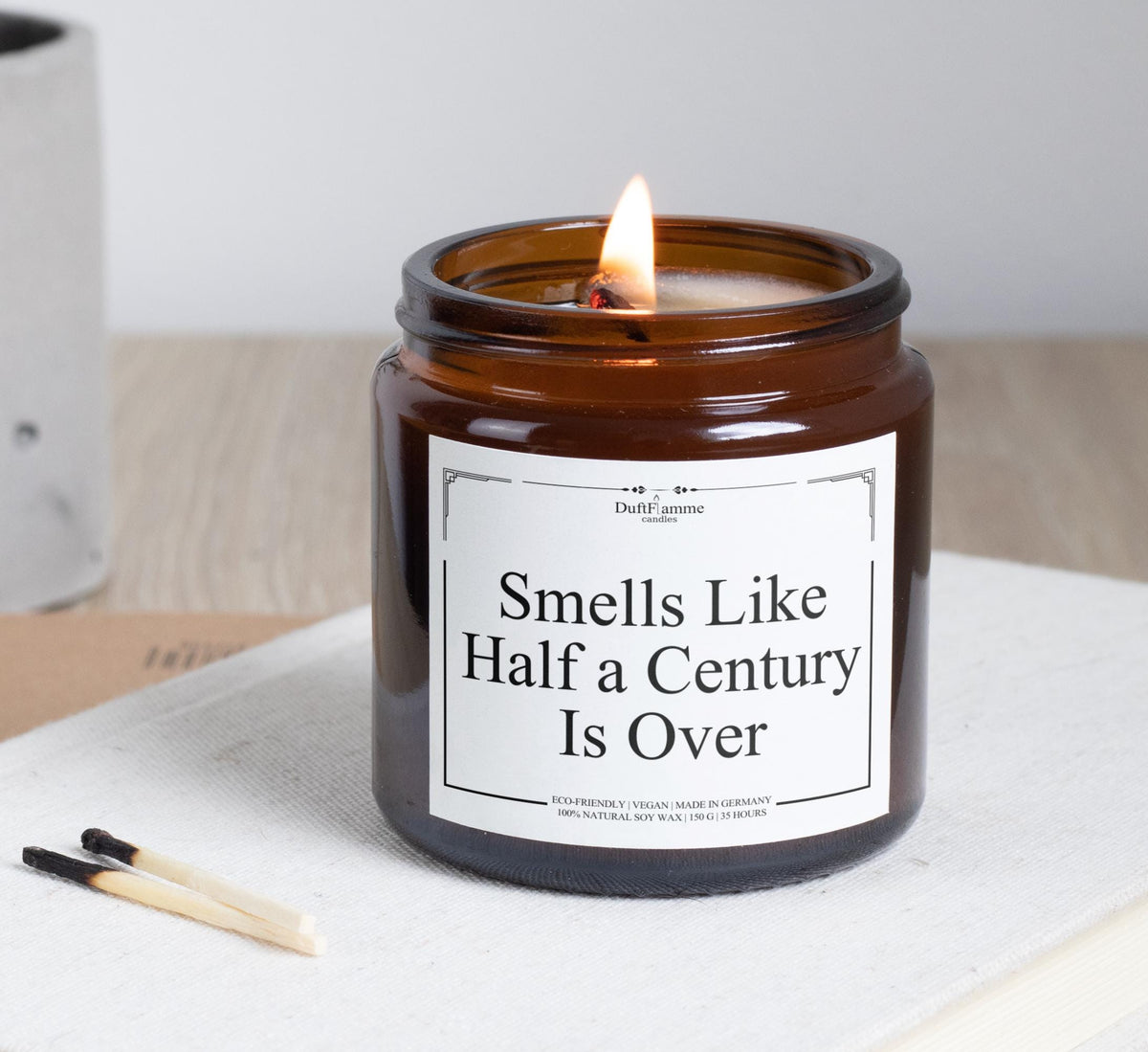 Lustige Kerze zum 50. Geburtstag | Smells Like Half a Century Is Over | Geschenk 50 Jahre | Witziges Geburtstagsgeschenk für Frauen & Männer