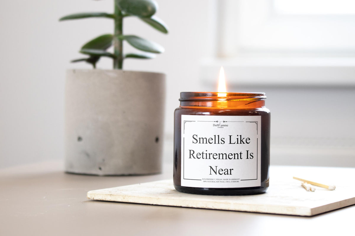 Geschenk zum Renteneintritt, Lustige Geburtstag Kerze | Smells Like Retirement Is Near | Freches Geschenk | Geschenkidee für Sie & Ihn,