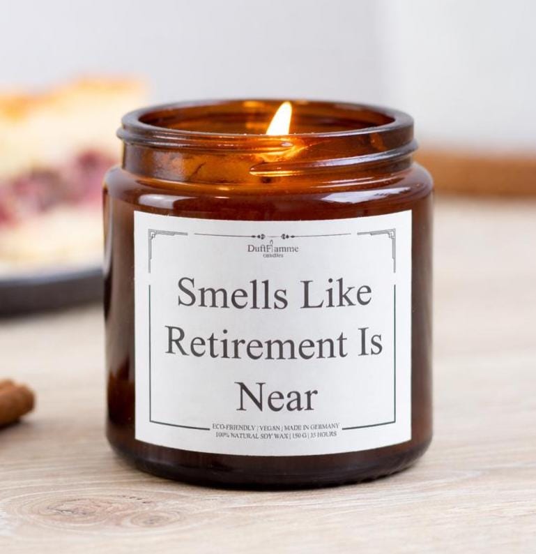 Geschenk zum Renteneintritt, Lustige Geburtstag Kerze | Smells Like Retirement Is Near | Freches Geschenk | Geschenkidee für Sie & Ihn,