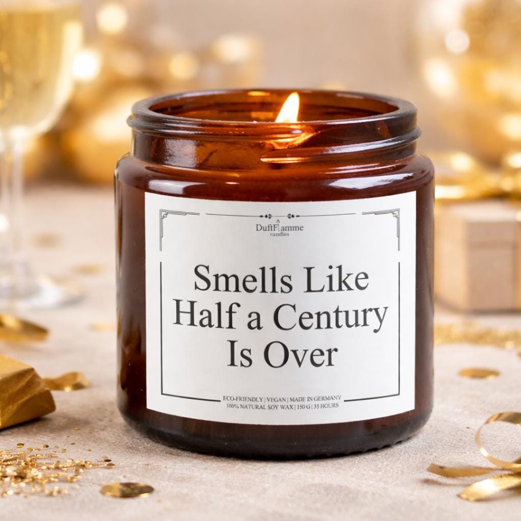 Lustige Kerze zum 50. Geburtstag | Smells Like Half a Century Is Over | Geschenk 50 Jahre | Witziges Geburtstagsgeschenk für Frauen & Männer