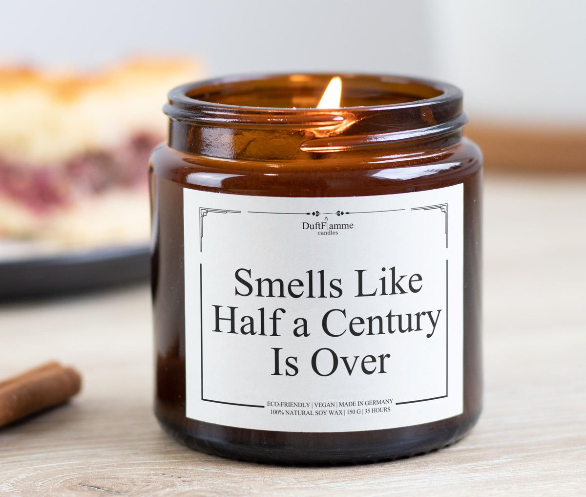 Lustige Kerze zum 50. Geburtstag | Smells Like Half a Century Is Over | Geschenk 50 Jahre | Witziges Geburtstagsgeschenk für Frauen & Männer