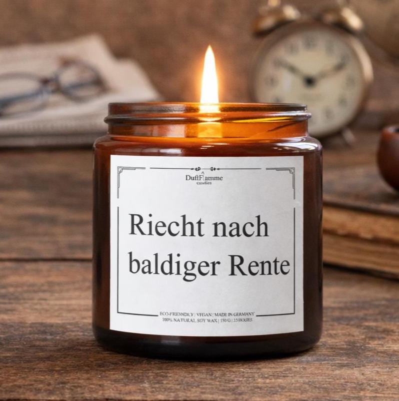 Duftkerze 60 Geburtstag lustig | Kerze mit Spruch Rente | Geschenkidee zum 60 Geburtstag für Mann Frau