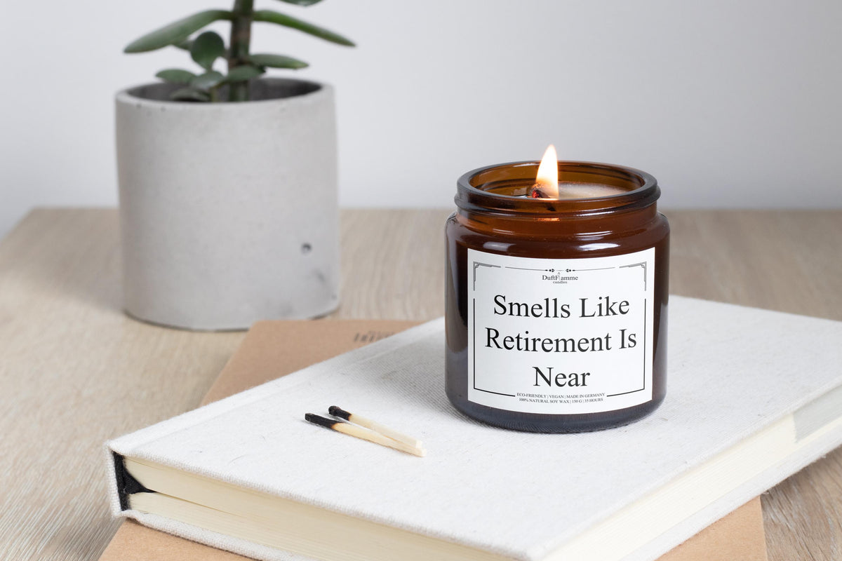Geschenk zum Renteneintritt, Lustige Geburtstag Kerze | Smells Like Retirement Is Near | Freches Geschenk | Geschenkidee für Sie & Ihn,